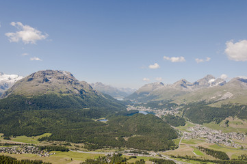 Fototapeta premium St. Moritz, Muottas Muragl, Bergbahn, Alpen, Engadin, Oberengadin, Rosatschgruppe, Seenplatte, Stazerwald, Stazersee, St. Moritzersee, Graubünden, Sommer, Schweiz