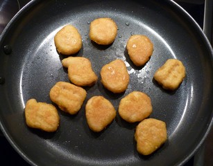 Chicken Nuggets in der Pfanne
