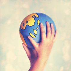 Hände halten Erdkugel