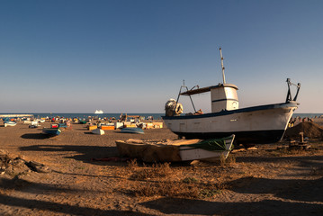 Barcas de pesca en la arena de la playa