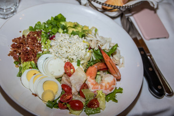 Salat mit Shrimps, Tomaten und Ei