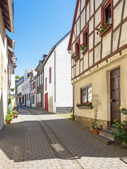 Fototapeta na wymiar Gasse in der Altstadt von Münstermaifeld in Rheinland-Pfalz