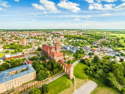Fototapeta Kwidzyn z lotu ptaka. Krajobraz miasta widziany z powietrza z zamkiem, teatrem, katedrą i horyzontem.