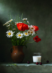 Fototapeta premium Still life with poppies and daisies