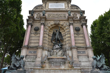 Fototapeta na wymiar Statues de la fontaine Saint-Michel à Paris, France