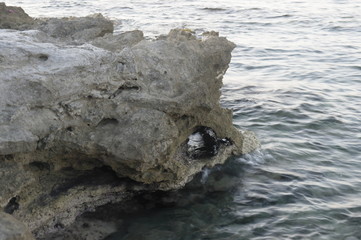камень с большим отверстием