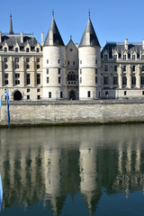 Fototapeta na wymiar Tours de la Conciergerie et quais de l'île de la Cité à Paris, France
