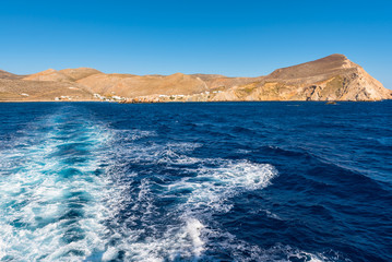 Obraz premium Water trail foaming behind a ferry boat in Aegean Sea. Cyclades, Greece.