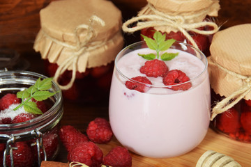 Yogurts with raspberries for a delicious winter snack
