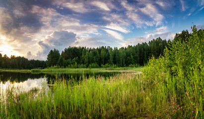 летний пейзаж на пруду вечером на закате, Россия, Урал, август