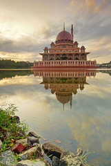 Obraz premium Breathtaking sunrise views with Putra Mosque, Putrajaya, Malaysia. Charming Islamic architecture.