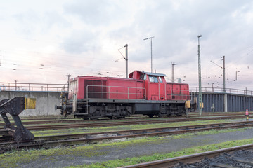 Fototapeta na wymiar Lokomotive für den Güterverkehr im Bahnhof