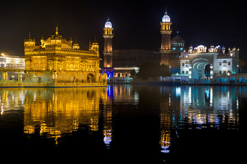 Fototapeta na wymiar Peaceful Golden temple in Amritsar, Punjab, India is the holiest Gurdwara of Sikhism. Sri Harmandir Sahib (The abode of God), also Sri Darbar Sahib. India tourism. Shining at night with reflections