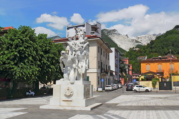 Carrara, Denkmal verungl&uuml;ckte Steinbrucharbeiter
