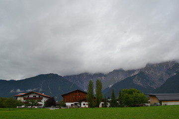 Berglandschaft in den Alpen mit Dorf