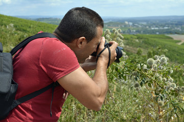 ein mann fotografiert in der natur