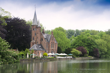 Fototapeta na wymiar Lake minnewater on the outskirts of Bruges