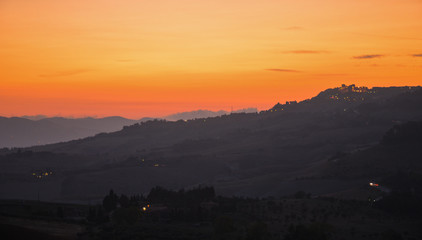 Malowniczy krajobraz po zachodzie słońca w Toskanii, Włochy
