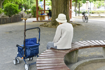 ベンチで休むシニア女性