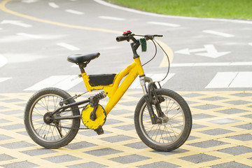 Fototapeta na wymiar Old yellow bicycle on empty street