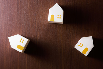木のテーブルにたくさんの白い家の模型