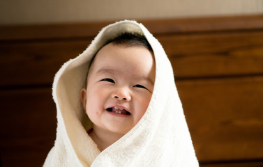 baby with towel - 165975632