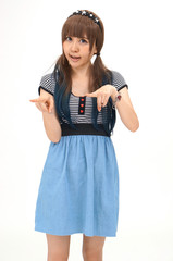 カジュアルな服装の女性が、白い背景の前でポーズしています