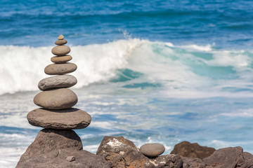 galets superposés sur côte sud de la Réunion 