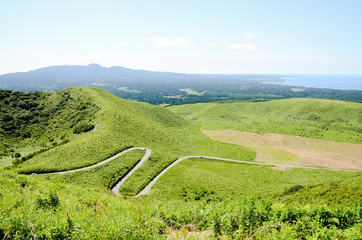 男鹿半島　寒風山道路と日本海　車あり（秋田）