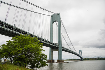Obraz premium New York Brooklyn Verrazano- Narrows Bridge / New York Brooklyn と対岸を結ぶ、自動車専用橋で、New York Harbor の入り口にあります。