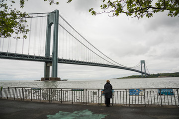 Fototapeta premium New York Brooklyn Verrazano- Narrows Bridge / New York Brooklyn と対岸を結ぶ、自動車専用橋で、New York Harbor の入り口にあります。