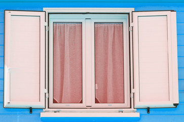fenêtre et volets en aluminium, fond bardage bleu 