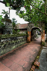 Fototapeta na wymiar The ancient architecture of the Vietnamese village