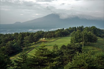 つま恋村の高原から見た雨の浅間山 © momo2oki