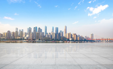 Obraz premium Empty floor with modern skyline and buildings