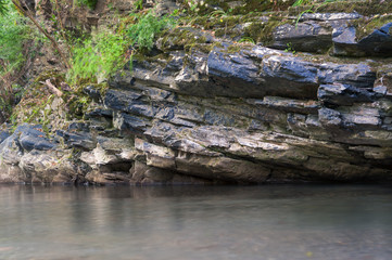 Fototapeta na wymiar Felsen im Wasser am Fluss
