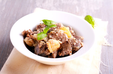 Stewed liver bites with apple