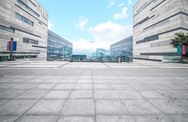 Fototapeta premium Empty floor with modern skyline and buildings