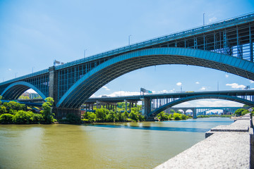 New York, Harlem River,Washington Bridge and Hamilton Bridge / New York Harlem River に架かるWashington Bridge とHamilton Bridge　更におくにHigh Bridge が見えます。