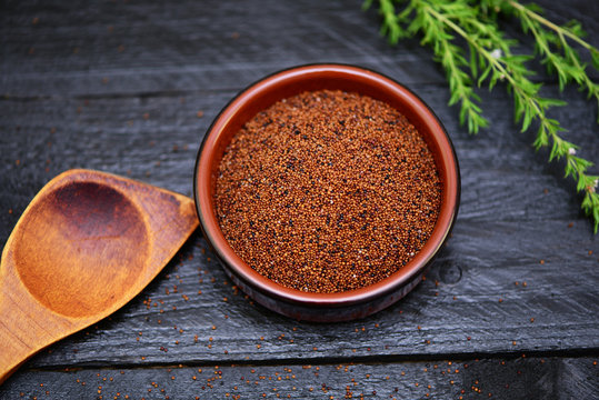 Roter Quinoa in Sch&uuml;ssel mit Koch&ouml;ffel
