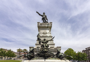 Obraz premium Statue of Prince Henry in the Navigator Monument on garden square Infante Dom Henrique, Porto
