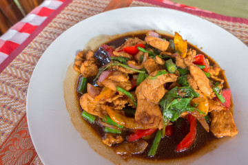 Thailändisches Gericht mit Huhn,Gemüse und Sosse