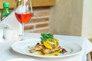 chicken leg with orange fillet and rose wine