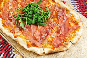 pizza with ham and arugula