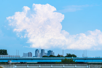 Obraz premium 都市と入道雲