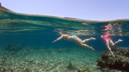  family swims into the sea