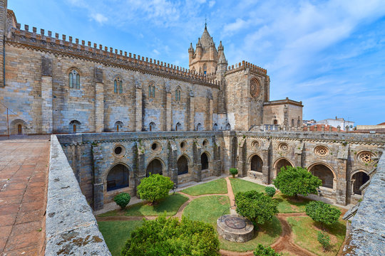 Vista del Claustro G&oacute;tico de la Catedral de &Eacute;vora, Alentejo, Portugal