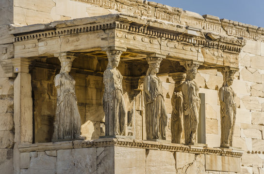 The cariatides keep saying present despite the passage of time