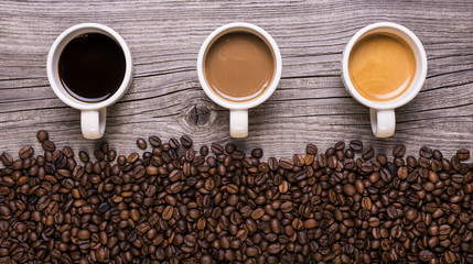 varietà di caffè in tazzina su sfondo legno