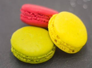 Macarons multicolore et sucre sur ardoise